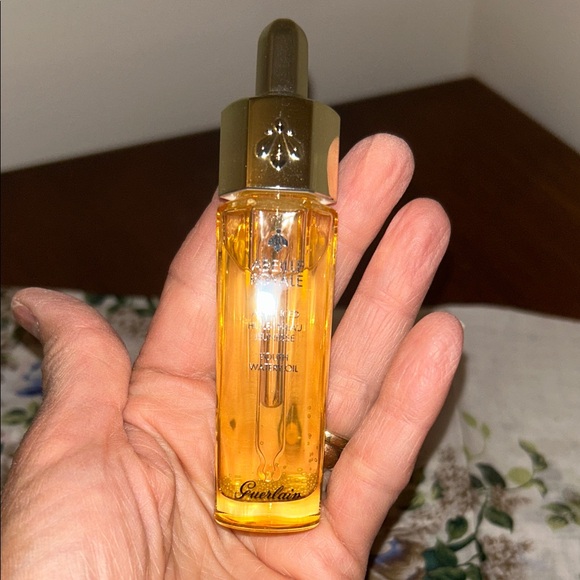 GUERLAIN Abeille Royale Radiant Gold Serum - Picture 2 of 10